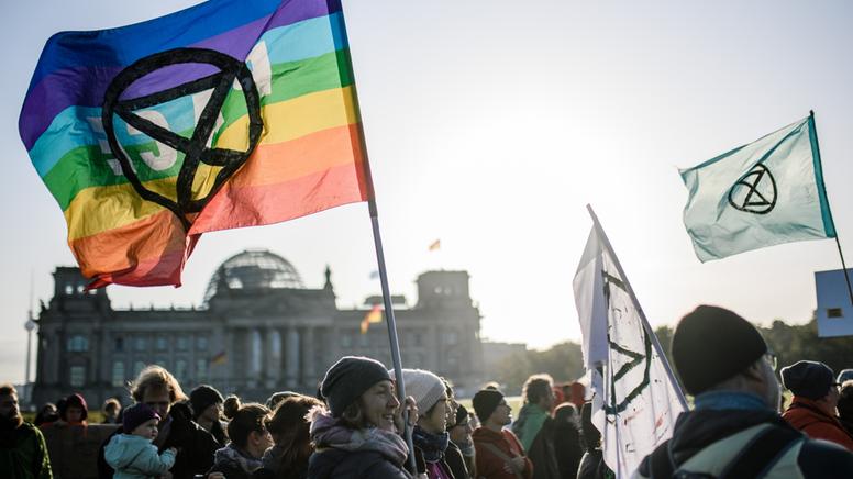 ExtinctionR_DE's tweet photo. Einen lebenswerten Planeten, eine lebenswerte Zukunft gibt's nur mit unabdingbaren Menschenrechten 🌏 🌈
No to Homophobia, no to Transphobia!
#YesToQueer, Yes to people! 🫂
#IDAHOBIT2022 #LGBTIQ https://t.co/tEBmzSAiEy