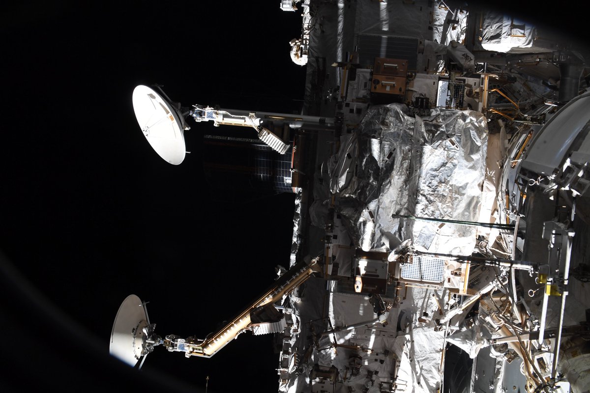 Abbiamo liberato l’accesso alle finestre di MRM2 per guardare l'eclissi e abbiamo scattato anche alcune foto della Stazione da una prospettiva insolita...riuscite a vederla Freedom là fuori? #LunarEclipse #MissionMinerva #Crew3