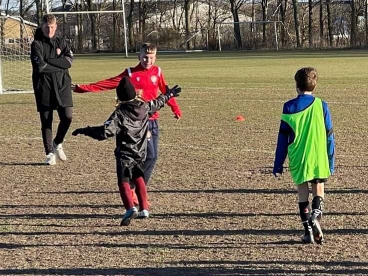 Great news from <a href="/SIDFOOT_project/">SIDFOOT Project</a> partner <a href="/aabsportdk/">AaB</a>!

This week, the Danish club had a visit from 9-year old Ukrainian player Alan. He trains with the club’s U9 boys and his smile is huge when the ball is rolling.

👉 bit.ly/3wA272O

#inclusivecommunities <a href="/EUErasmusPlus/">Erasmus+</a>