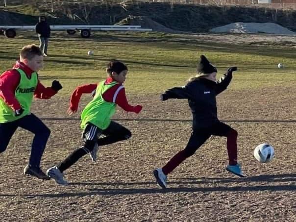 SIDFOOT_project's tweet photo. Great news from @SIDFOOT_project partner @aabsportdk!

This week, the Danish club had a visit from 9-year old Ukrainian player Alan. He trains with the club’s U9 boys and his smile is huge when the ball is rolling.

👉 https://t.co/6Bp32mNwu1

#inclusivecommunities @EUErasmusPlus https://t.co/BGqEswUFQe
