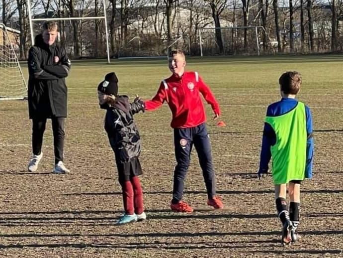 SIDFOOT_project's tweet photo. Great news from @SIDFOOT_project partner @aabsportdk!

This week, the Danish club had a visit from 9-year old Ukrainian player Alan. He trains with the club’s U9 boys and his smile is huge when the ball is rolling.

👉 https://t.co/6Bp32mNwu1

#inclusivecommunities @EUErasmusPlus https://t.co/BGqEswUFQe