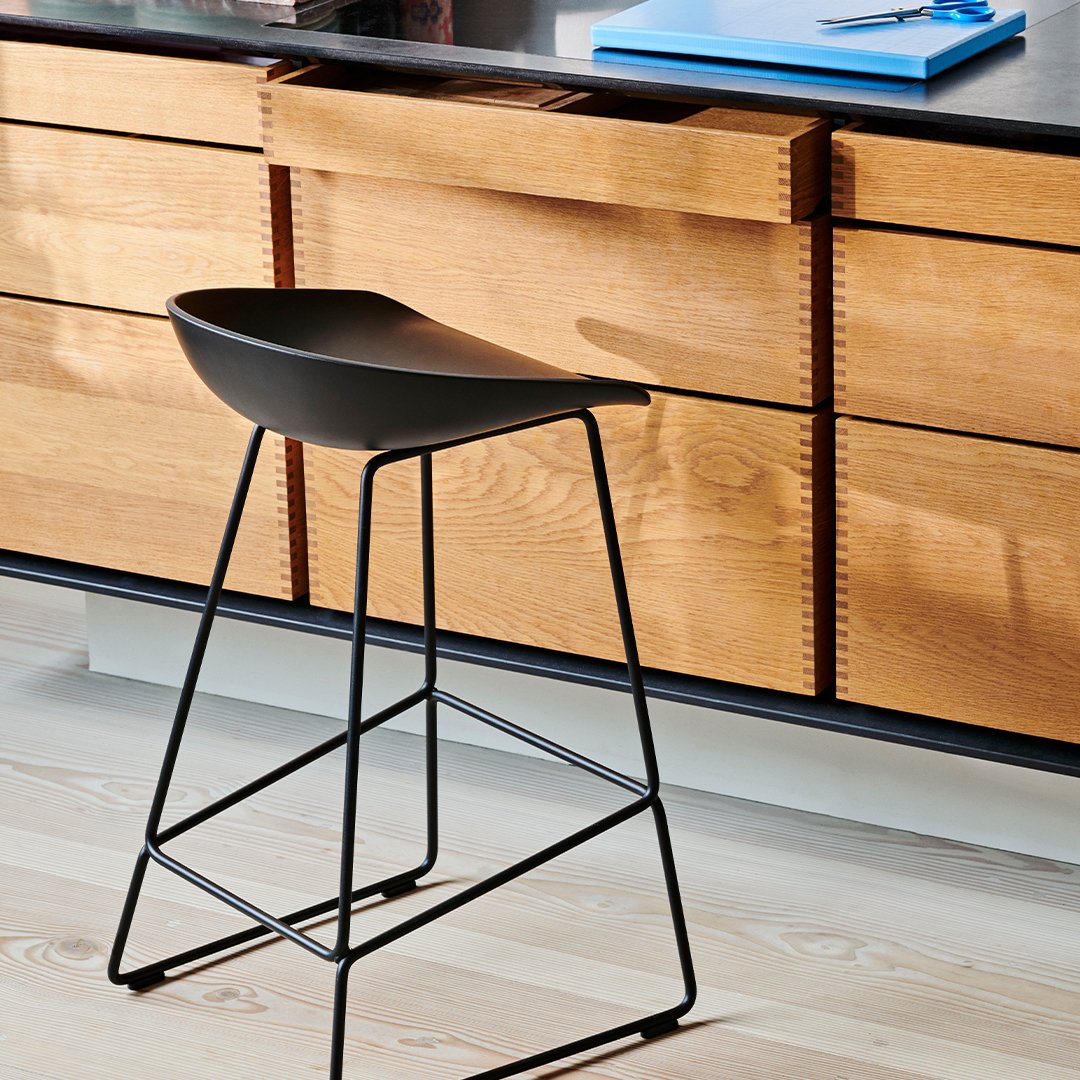 ColeccionSA's tweet photo. El taburete de bar About A Stool AAS 38 con su respaldo curvo se equilibra sobre un elegante marco redondeado de metal, mostrando un diseño más industrial con una fuerte presencia visual. Adecuado como taburete de bar en bares y restaurantes, así como en casa para comidas info https://t.co/auChFZXeI3