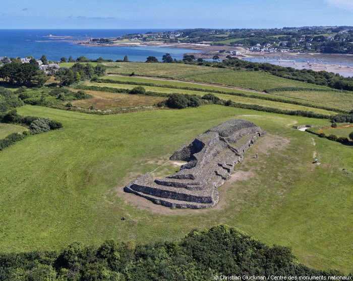 leCMN's tweet photo. Un cairn ? 🤔
Ce curieux mot désigne un amas de pierre et de terre abritant des chambres funéraires. Comme le cairn de #Barnenez en @regionbretagne, la plupart datent du Néolithique, dernière période de la Préhistoire ! https://t.co/fT5ktnkoB5 https://t.co/AmCw8ONK3m