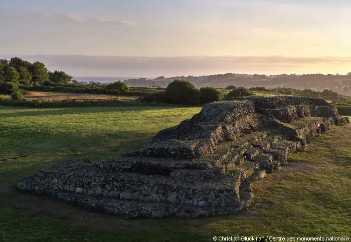 leCMN's tweet photo. Un cairn ? 🤔
Ce curieux mot désigne un amas de pierre et de terre abritant des chambres funéraires. Comme le cairn de #Barnenez en @regionbretagne, la plupart datent du Néolithique, dernière période de la Préhistoire ! https://t.co/fT5ktnkoB5 https://t.co/AmCw8ONK3m