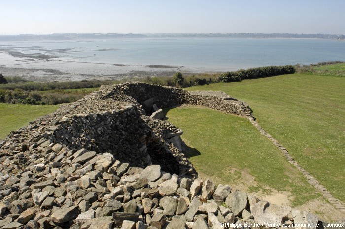 leCMN's tweet photo. Un cairn ? 🤔
Ce curieux mot désigne un amas de pierre et de terre abritant des chambres funéraires. Comme le cairn de #Barnenez en @regionbretagne, la plupart datent du Néolithique, dernière période de la Préhistoire ! https://t.co/fT5ktnkoB5 https://t.co/AmCw8ONK3m