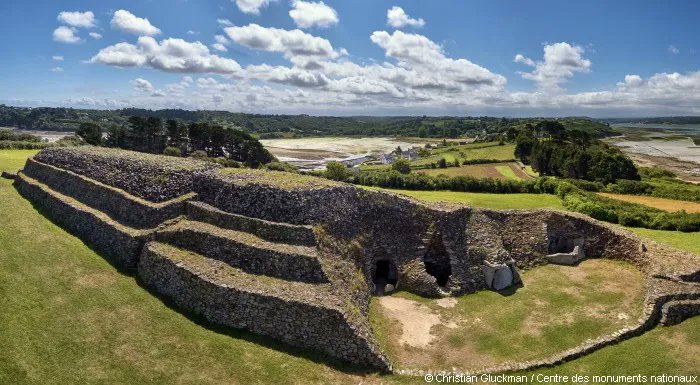 leCMN's tweet photo. Un cairn ? 🤔
Ce curieux mot désigne un amas de pierre et de terre abritant des chambres funéraires. Comme le cairn de #Barnenez en @regionbretagne, la plupart datent du Néolithique, dernière période de la Préhistoire ! https://t.co/fT5ktnkoB5 https://t.co/AmCw8ONK3m