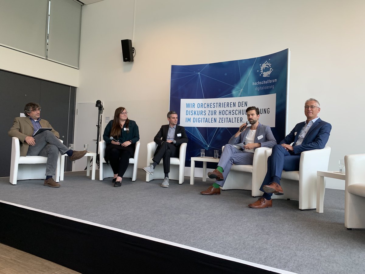 Spannende Beiträge im Rahmen der <a href="/HFDdigital/">Hochschulforum Digitalisierung (HFD)</a> Abschlussveranstaltung der P2P-Verbundstrategieberatung in Schleswig-Holstein! Konzentrierte Diskussion- wichtige (Zukunfts-)Fragen &amp; die Bereitschaft, die nächsten Schritte zu gehen! hochschulforumdigitalisierung.de/de/termine/abs… #digitalturn #twittercampus