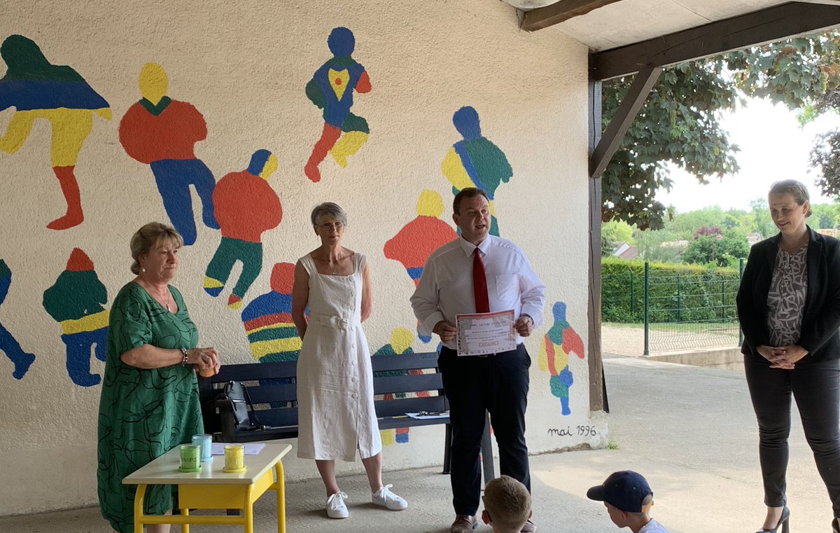 ema96371910's tweet photo. Remise du diplôme pour le label Lecture et culture à l’école de Morthomiers en présence de Mme Goreau, IEN de la circonscription et de Mme la conseillère municipale.  De belles réalisations présentées par les trois classes. https://t.co/uas2Jdn2mZ