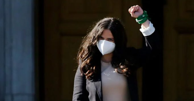 SoyAlejandroGL's tweet photo. El Congreso chileno aprueba nuevo proyecto que reemplaza la palabra “mujer” por “persona menstruante” https://t.co/DGJrFZmwuR #siempreinformado https://t.co/B5RhotZSYX