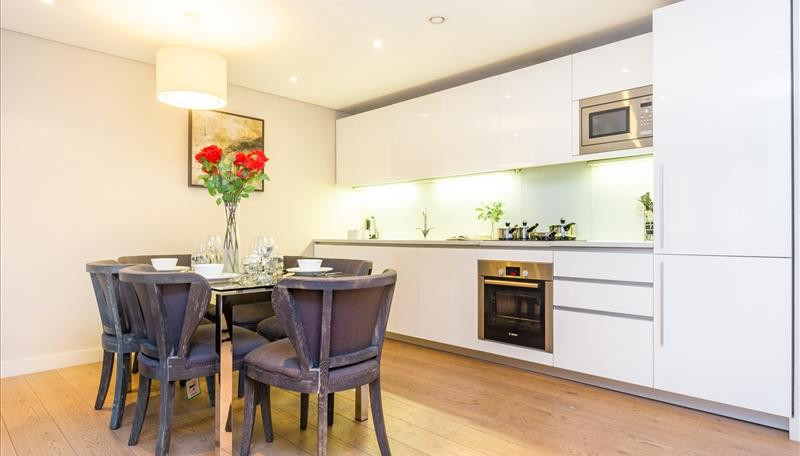 PropertyExperts's tweet photo. A stunning interior designed apartment with water views, set within the heart of the Paddington Basin, 944 sqft property. 

It comprises a beautiful reception room with superb views, a modern fully fitted open plan kitchen, three bedrooms, two bathrooms and ample storage space. https://t.co/MagzcfX5xy