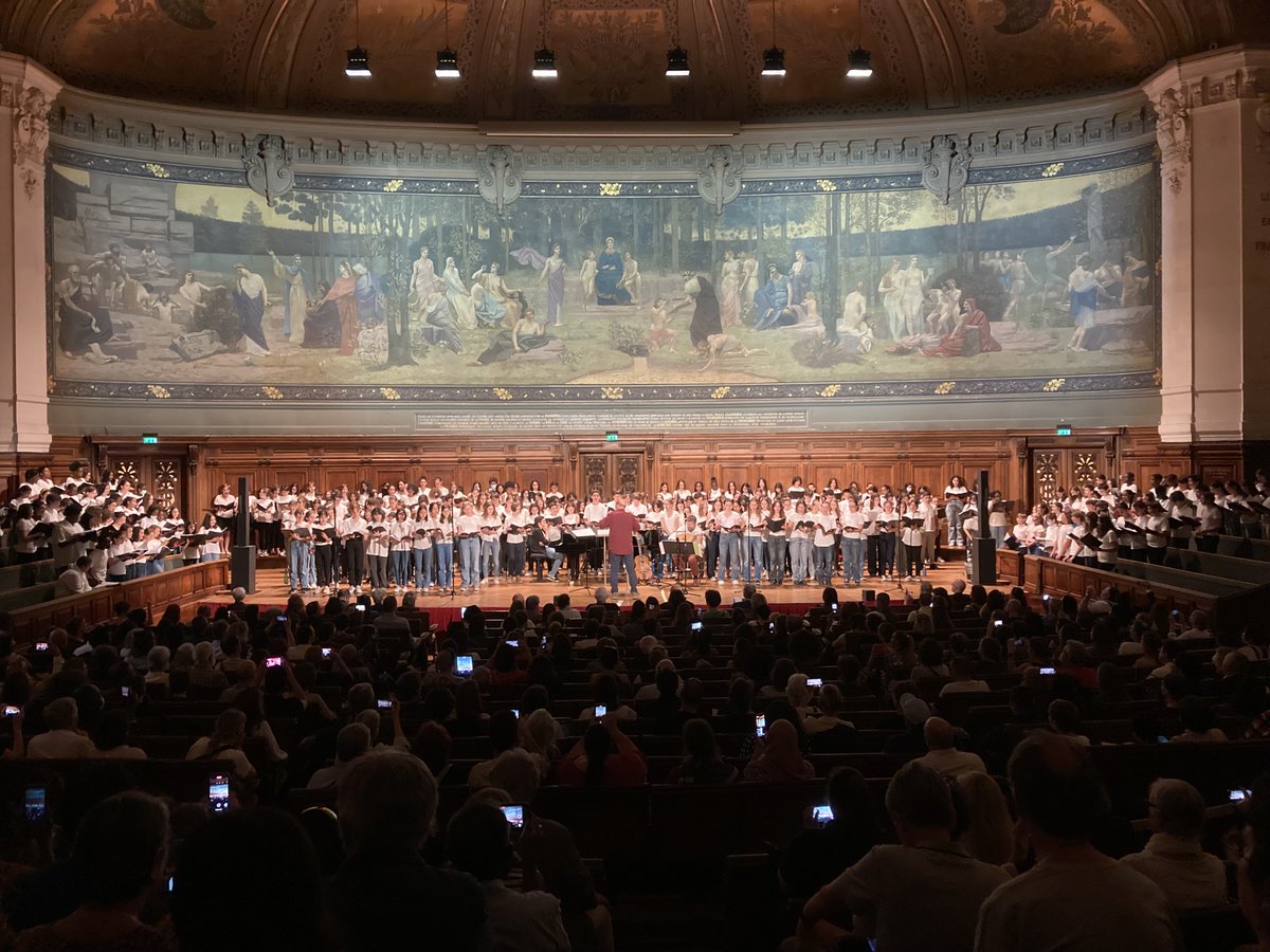 GrandMelange's tweet photo. Hier soir, 310 collégiens de Paris et Bagneux ont chanté ensemble à La Sorbonne pour célébrer la nature et la protection de l'environnement🌿 Bravo au chef de chœur David Levi, aux musiciens Delphine Dussaux et Rémi Cassaigne, aux élèves et aux enseignants ! Captation à venir... https://t.co/qhEjqCAnY7