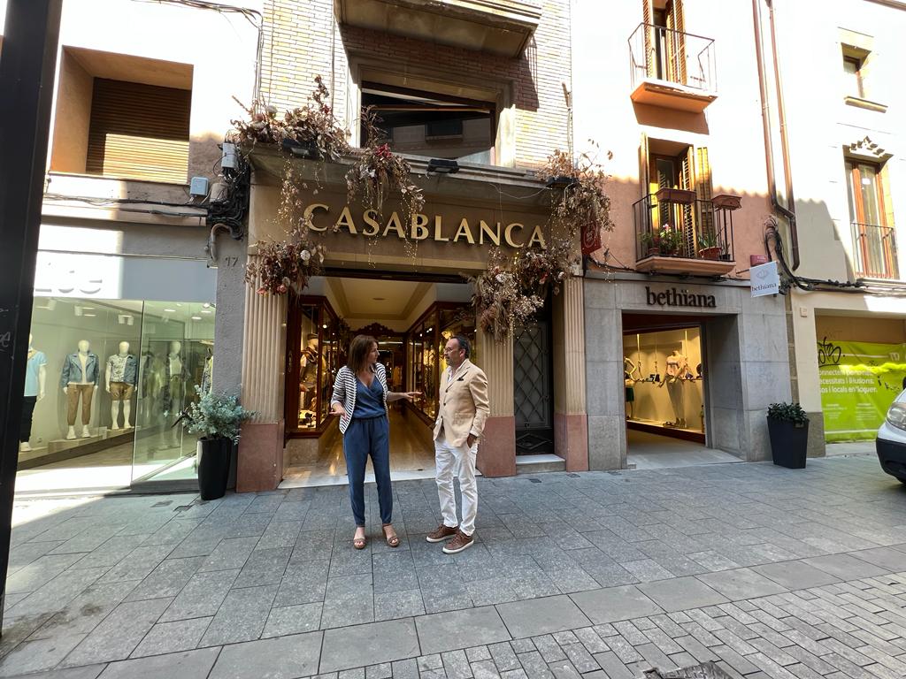 BetPiella's tweet photo. Avui hem presentat 2 iniciatives per fer valer el comerç de proximitat: la ruta dels comerços emblemàtics i històrics de Vic i la campanya de comerços sostenibles per fomentar la no generació de residus i premiar la responsabilitat mediambiental. Visca el comerç de #Vic! 🙌💚🌍 https://t.co/0kB9Fi5C4G