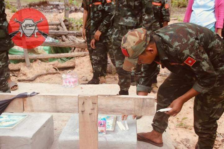 AlexMyanmar13's tweet photo. JPDF - Ranger held a 3-month memorial service for 4 JPDF comrades who gave their lives in the fight against the military dictatorship in Moebye township, on February 17, and also paid tribute to them.

RIP 🥀🥀🥀🥀

#WarCrimesOfJunta
#2022May17Coup
#WhatsHappeninglnMyanmar https://t.co/qjE4k1qR2N