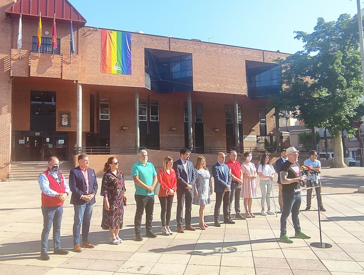 GranainoRoyale's tweet photo. ¿Dónde está la transfuga de @Cs_MolinaSegura @crissanchezang ?
Ah, ya 🤔 900 euros al mes por no dar palo al agua no le parecerán bastantes como para estar al lado del colectivo @LGTBIGob @VicepresidenRM 
#Vergüenza
Aún recuerdo cuando nos visitó vendiendo su "humo" 😡 https://t.co/yQGoRfsPSU