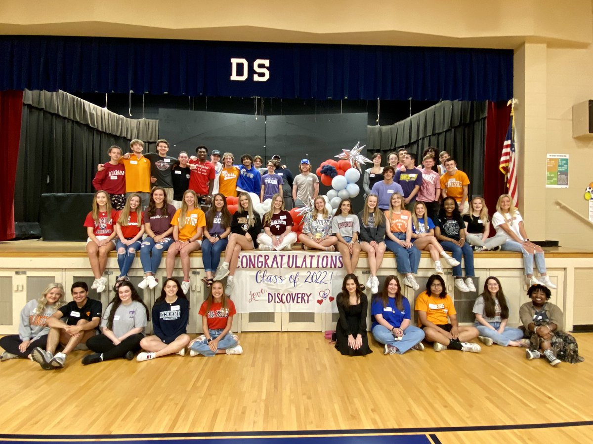 DSExplorers's tweet photo. Congratulations Class of 2022 DS Alumni! We were so excited for you to walk our halls one last time. The future is bright, Explorers! https://t.co/Iy6oqeqA7C