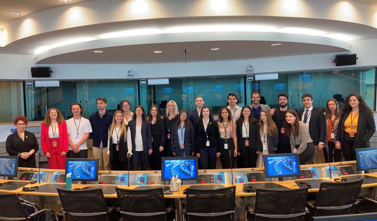 EESC_President's tweet photo. Nice exchange this morning with our spring #EUtrainees.
Great to listen to them and see their interest in 🇪🇺EU affairs and in the @EU_EESC's work.
☘️ Best of luck for the future! https://t.co/jC3IGYe3Tu