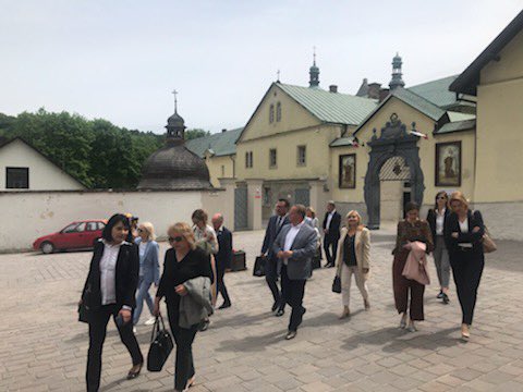 UrszulaRusecka's tweet photo. Rozpoczynamy wyjazdowe posiedzenie Sejmowej Komisji Polityki Społecznej i Rodziny. #Sejm #PowiatKrakowski #Małopolska #GminaKrzeszowice #Czerna https://t.co/8AIuHj0G0a
