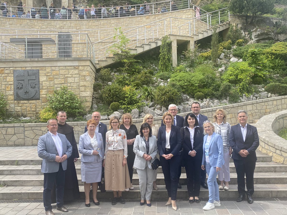 UrszulaRusecka's tweet photo. Rozpoczynamy wyjazdowe posiedzenie Sejmowej Komisji Polityki Społecznej i Rodziny. #Sejm #PowiatKrakowski #Małopolska #GminaKrzeszowice #Czerna https://t.co/8AIuHj0G0a