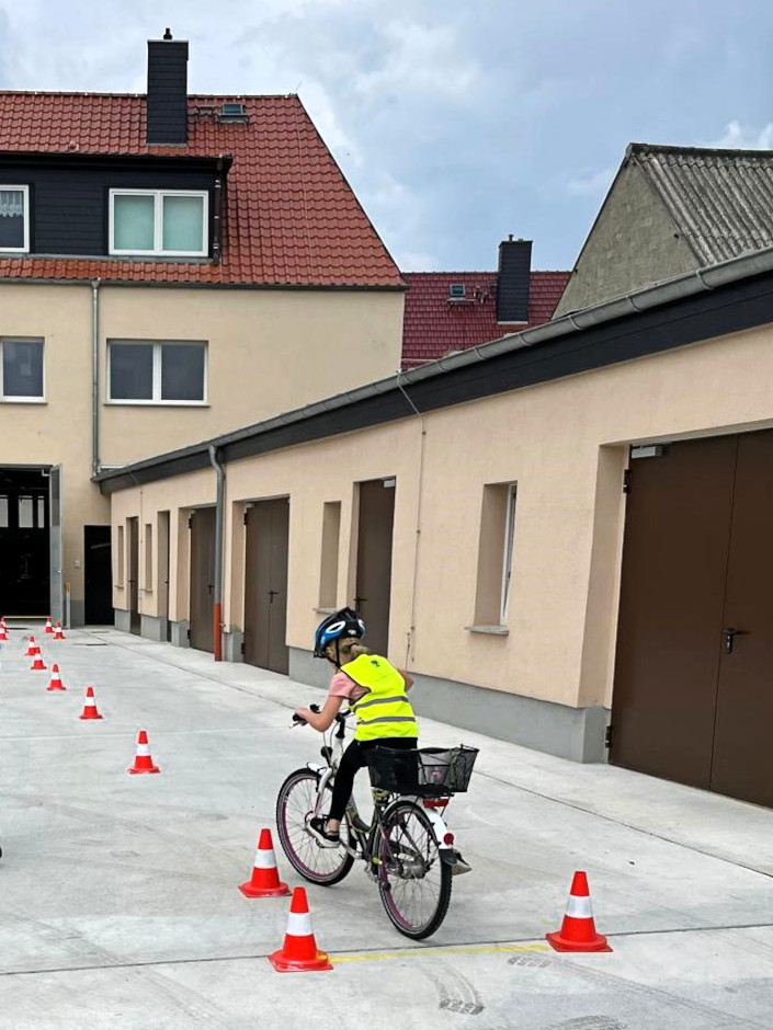 Polizei_DeRo's tweet photo. Für die Schüler der Grundschule #Kemberg fand heute passend zum Aktionstag ein Fahrradturnier statt. Bei diesem konnten sie ihr Können im Umgang mit zwei Rädern unter Beweis stellen und wurden vor allem gezielt auf die Gefahren des Straßenverkehrs hingewiesen.
#MenschaufmRad https://t.co/mQU0qNjsNU