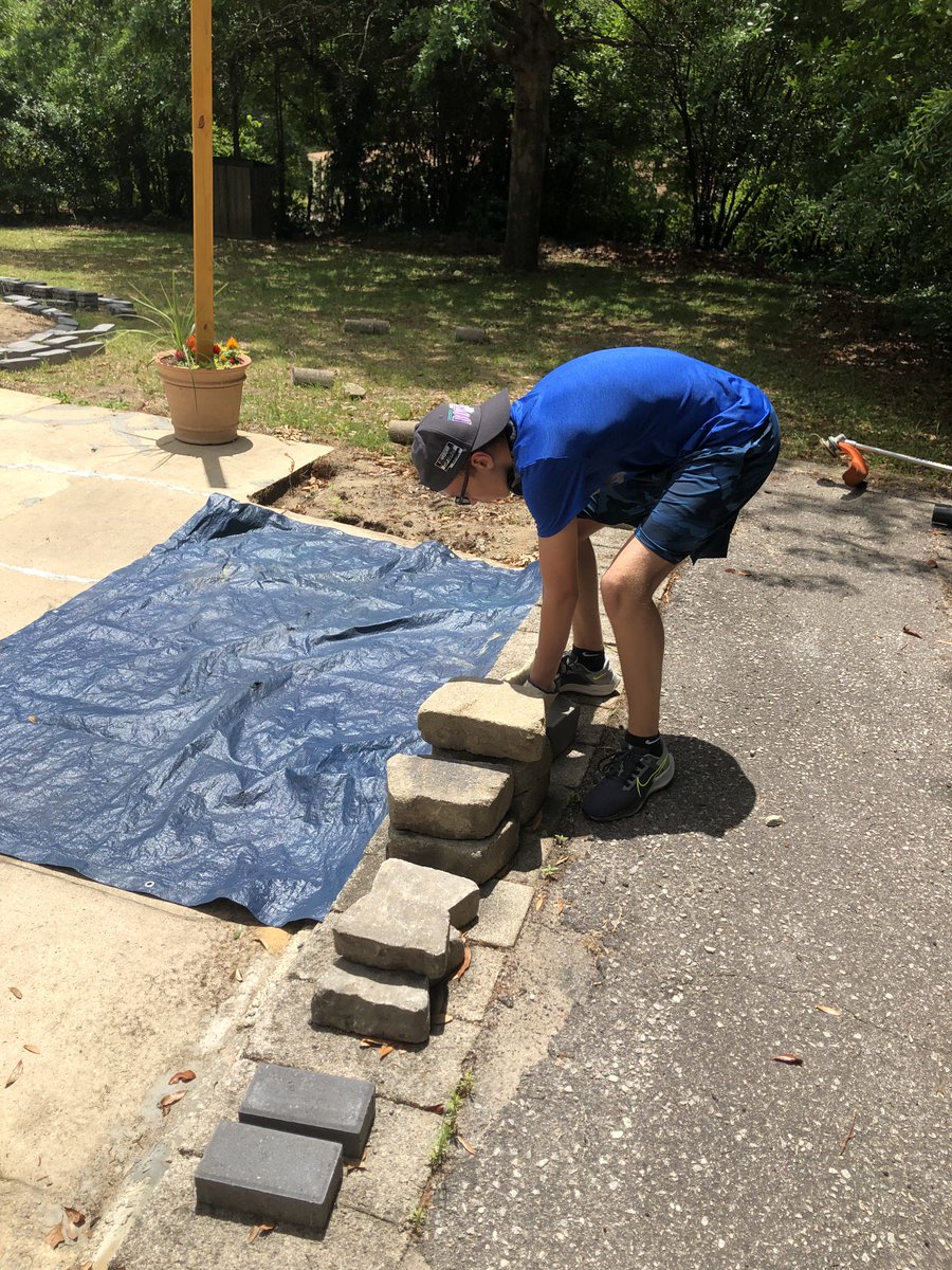 BMSBetaClubR2's tweet photo. One of our @BMSatRSD2 #betaclub members being an outstanding neighbor and volunteering his time to help with yard work @nationalbeta #service https://t.co/MRUwkUTO2h