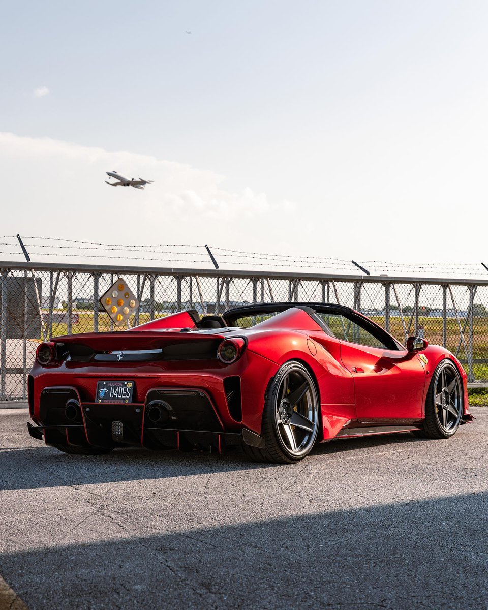 dailycaars's tweet photo. 488 #Pista Spyder https://t.co/UhWbn2ubH5