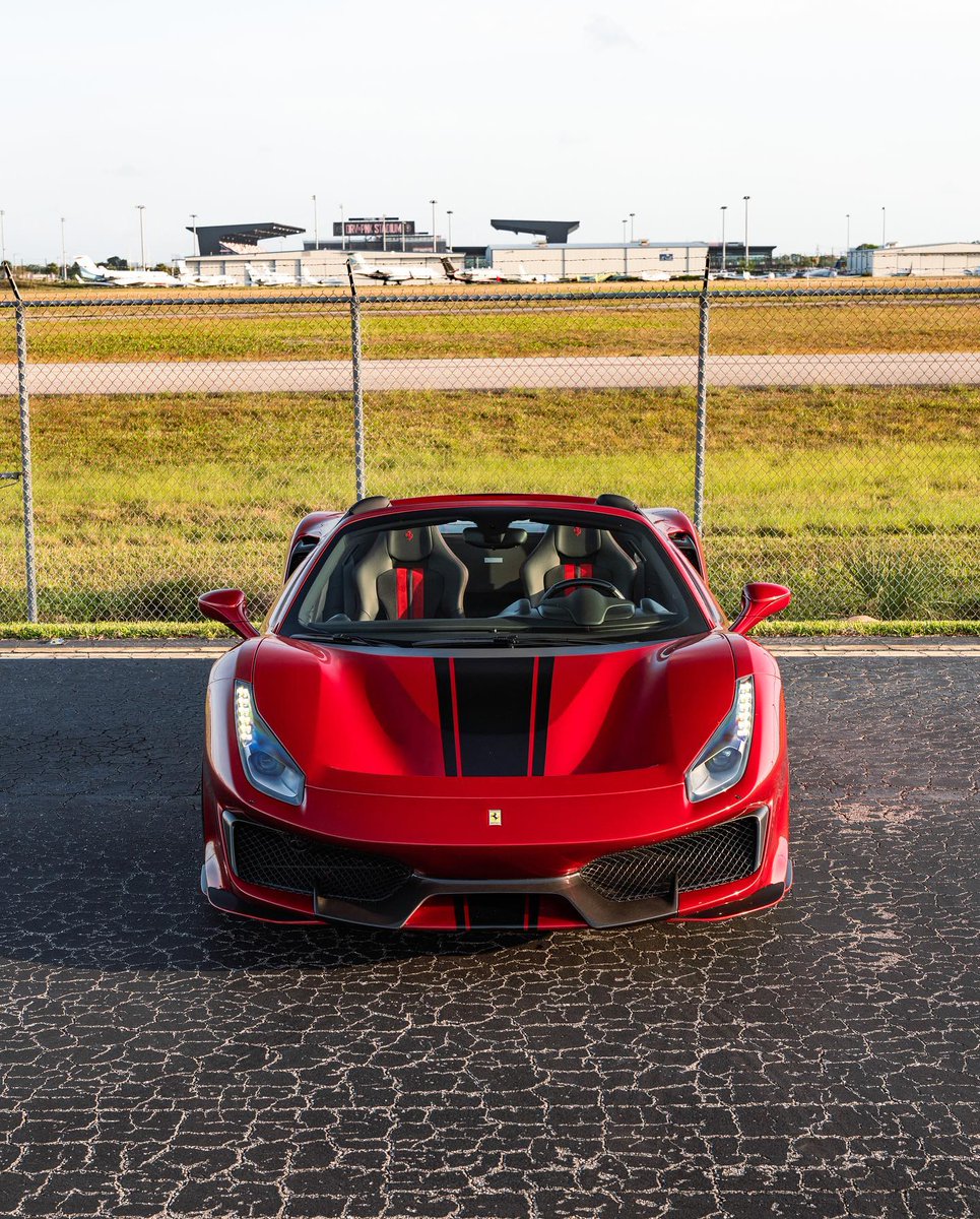 dailycaars's tweet photo. 488 #Pista Spyder https://t.co/UhWbn2ubH5