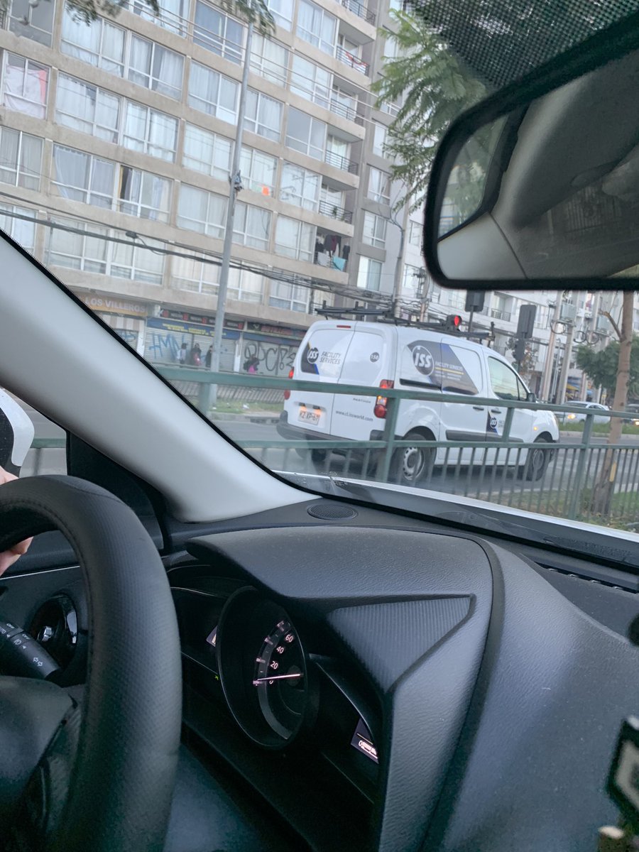 Cero respeto x las vías exclusivas !! <a href="/muniecentral/">#EstacionCentral</a> cuando se dignarán a trabajar ??? 🤔
