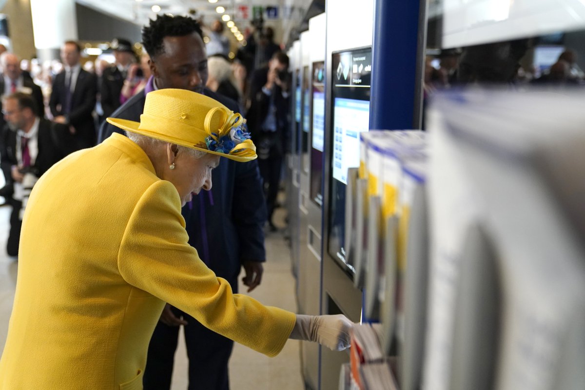 RoyalFamily's tweet photo. The Queen and The Earl met those who have been key to the Crossrail project, as well those who will be running the railway - including apprentices, drivers, and station staff. https://t.co/rF6IWiHdka