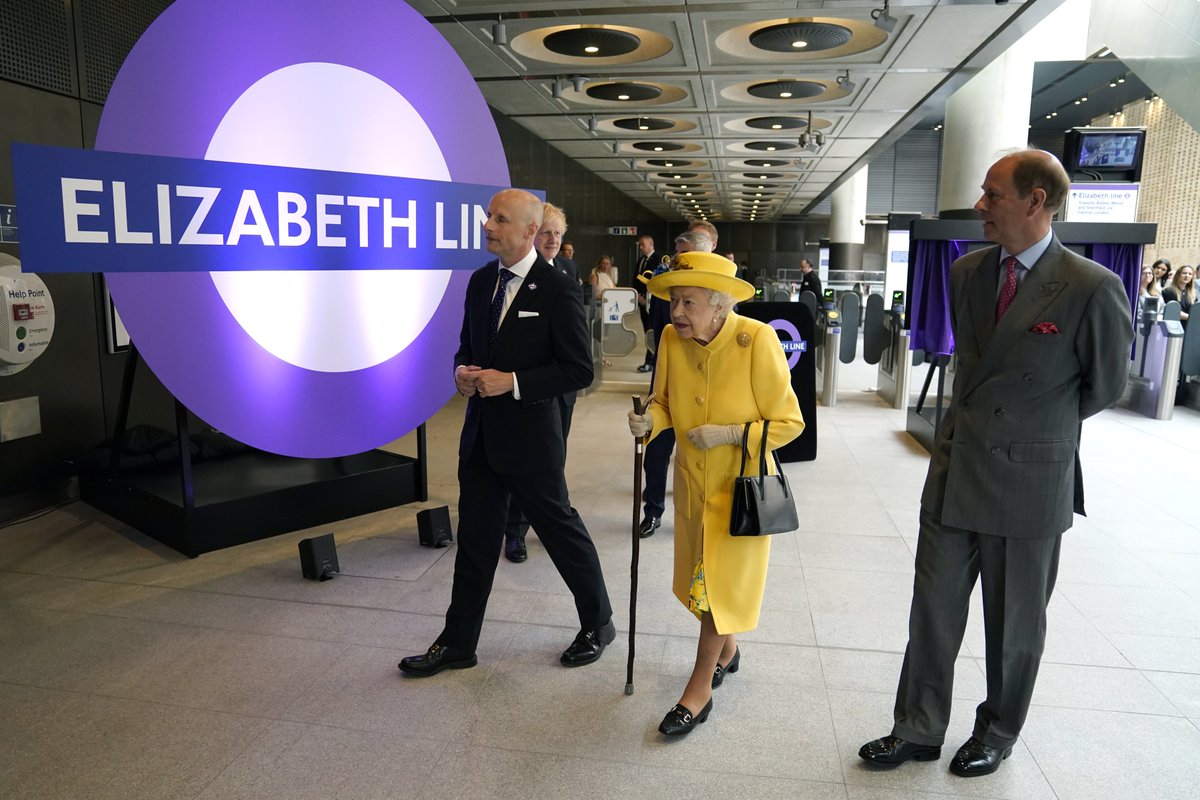 RoyalFamily's tweet photo. The Queen and The Earl met those who have been key to the Crossrail project, as well those who will be running the railway - including apprentices, drivers, and station staff. https://t.co/rF6IWiHdka