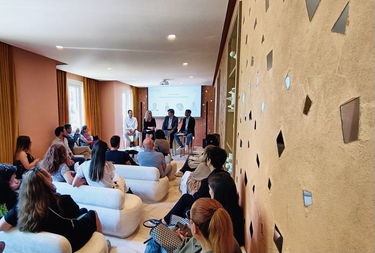 De gran interés la Mesa Redonda organizada por DAKE en <a href="/CasaDecor/">Casa Decor</a> #CasaDecor2022 Donde hemos hablado de tendencias de futuro y cómo abordar #Diseño #EficienciaEnergética #AhorroAgua #GestiónResiduos en la cocina actual con <a href="/DMDVA/">DMDVA</a> <a href="/aqualia/">aqualia</a> Se plantean preguntas muy interesantes 🤔