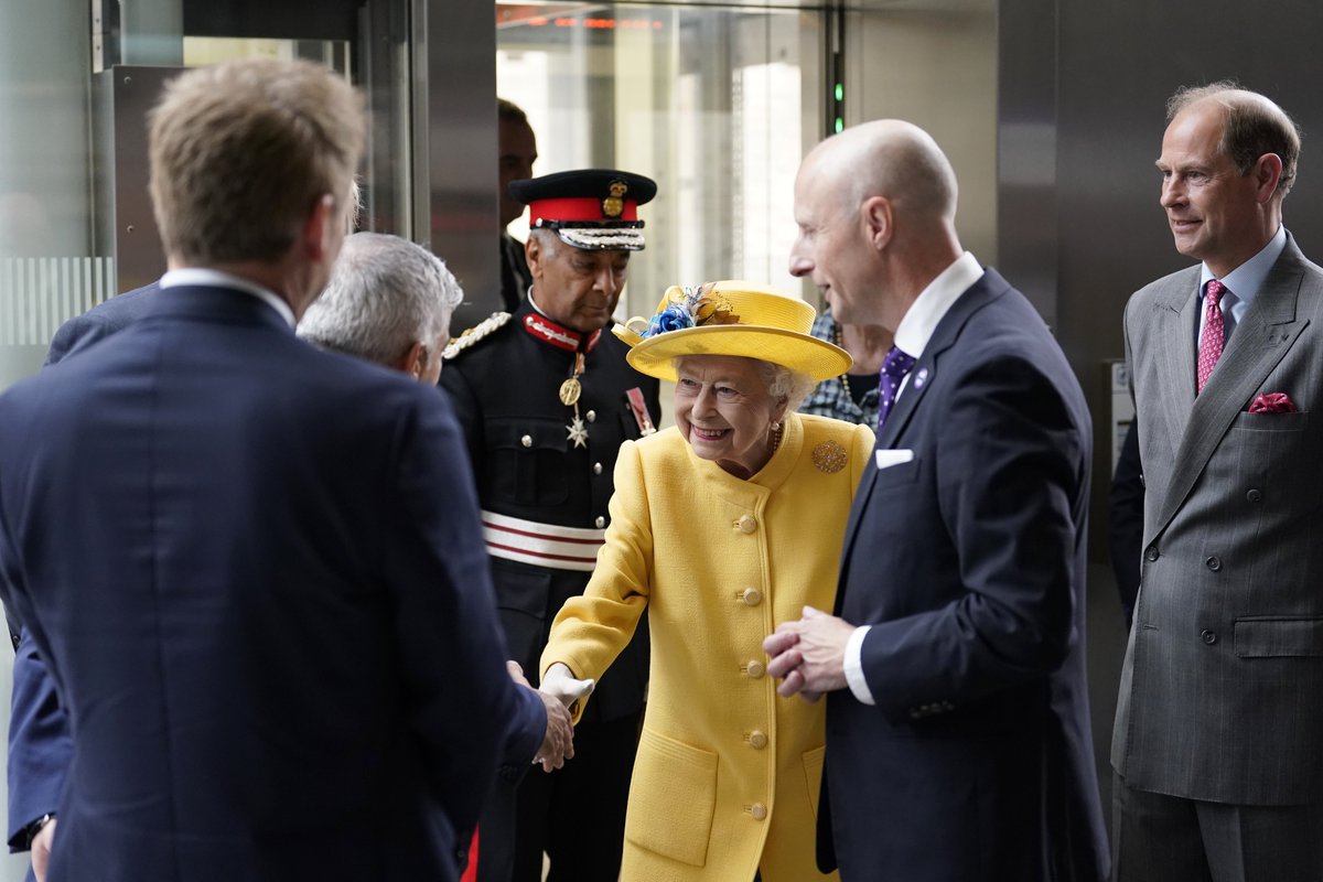 RoyalFamily's tweet photo. The Queen and The Earl met those who have been key to the Crossrail project, as well those who will be running the railway - including apprentices, drivers, and station staff. https://t.co/rF6IWiHdka