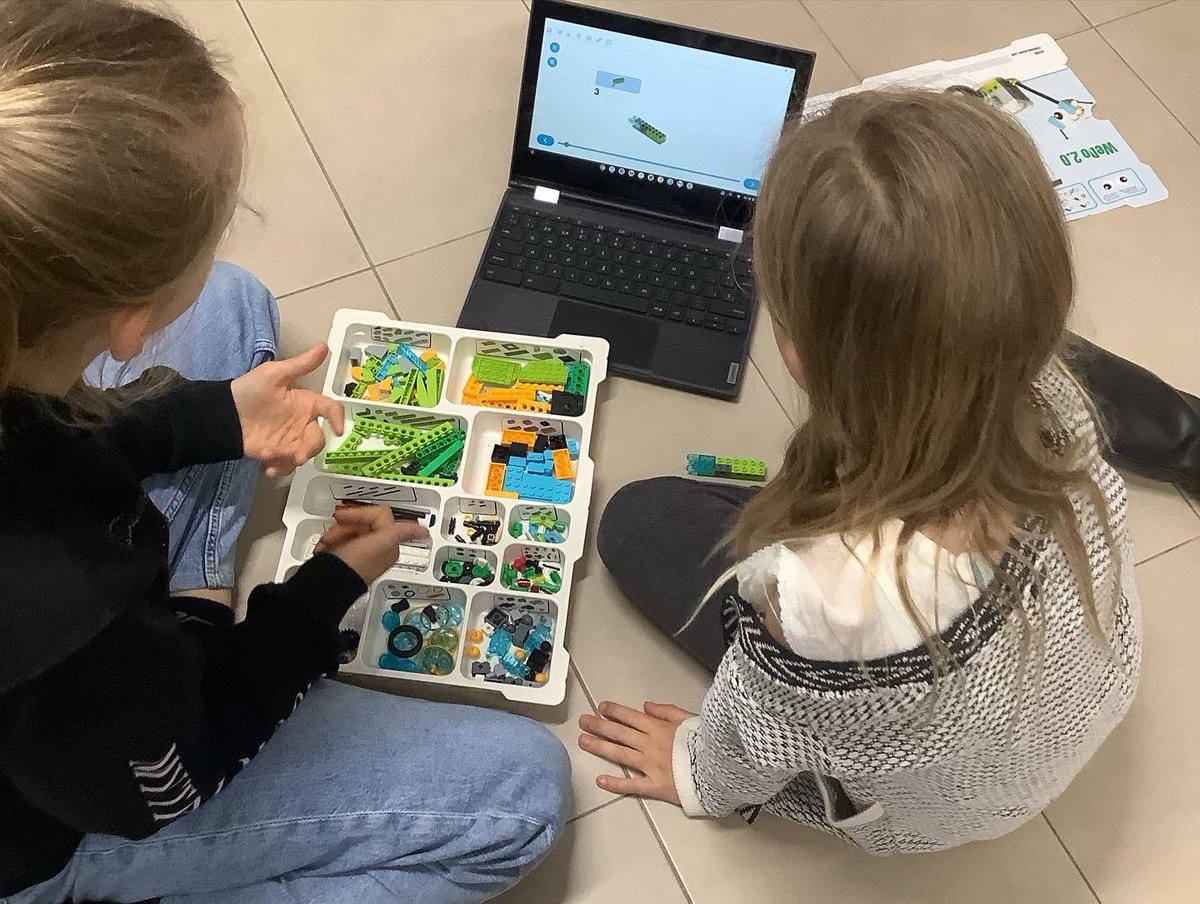 ASBschool's tweet photo. Grade 4th students in Mr. Fernando's Lego Robotics class have been doing an amazing job problem-solving, collaborating, and overcoming challenges when working in teams. 
 #ASBtogether https://t.co/k2NOQu3NmB