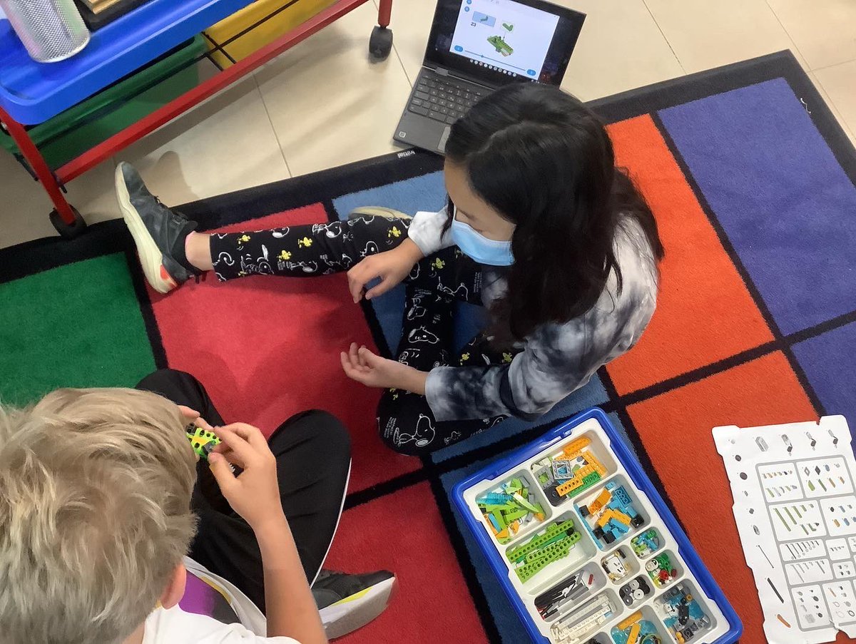 ASBschool's tweet photo. Grade 4th students in Mr. Fernando's Lego Robotics class have been doing an amazing job problem-solving, collaborating, and overcoming challenges when working in teams. 
 #ASBtogether https://t.co/k2NOQu3NmB