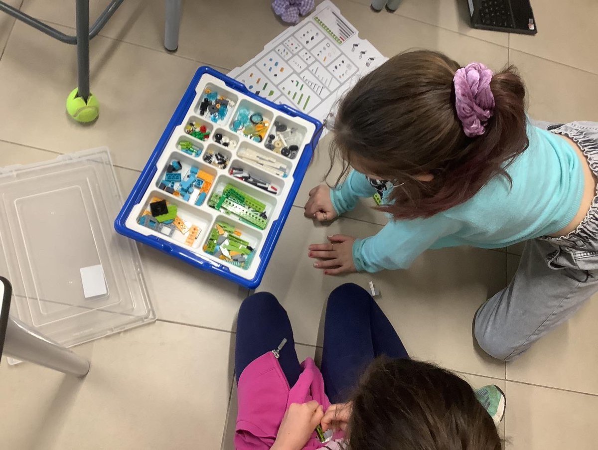ASBschool's tweet photo. Grade 4th students in Mr. Fernando's Lego Robotics class have been doing an amazing job problem-solving, collaborating, and overcoming challenges when working in teams. 
 #ASBtogether https://t.co/k2NOQu3NmB