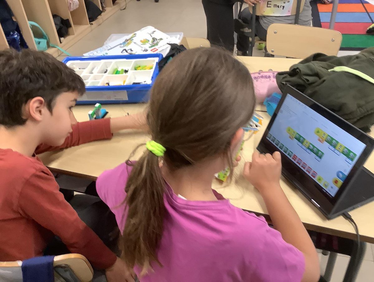 ASBschool's tweet photo. Grade 4th students in Mr. Fernando's Lego Robotics class have been doing an amazing job problem-solving, collaborating, and overcoming challenges when working in teams. 
 #ASBtogether https://t.co/k2NOQu3NmB