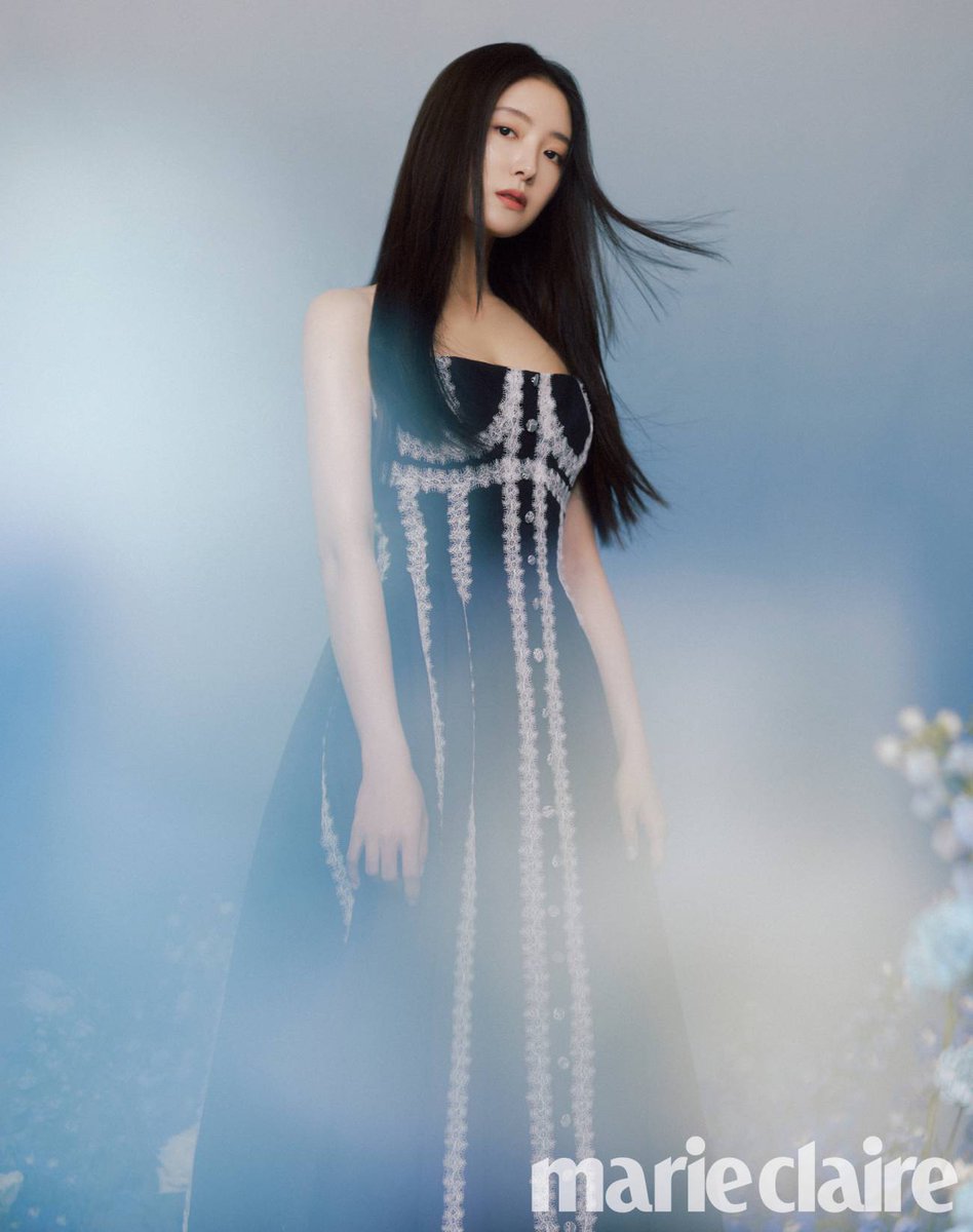 witch_tewz's tweet photo. #LeeSeyoungStyle 
Seyoung with @marieclairekr for #VERSACE perfume - Dylan Turquoise

👗: ENSUE - Wool Silk Dark Navy Bustier Dress

IG account: leeseyoungstyle

#อีเซยอง #LeeSeyoung #이세영 #ENSUE #MarieClaireKorea #DylanTurquoise https://t.co/74AMW0wME8