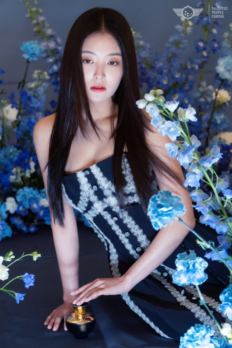 witch_tewz's tweet photo. #LeeSeyoungStyle 
Seyoung with @marieclairekr for #VERSACE perfume - Dylan Turquoise

👗: ENSUE - Wool Silk Dark Navy Bustier Dress

IG account: leeseyoungstyle

#อีเซยอง #LeeSeyoung #이세영 #ENSUE #MarieClaireKorea #DylanTurquoise https://t.co/74AMW0wME8