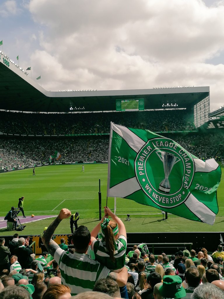 ashbf17's tweet photo. Celtic People 🍀
I managed to catch some brilliant pictures of a lad and his adorable daughter at the final game of the season and I want to try and get them to him 📷
I was sitting in the Jock Stein stand, section 140 in row N. 🏟️
Please share if you can 💚 https://t.co/gEdhm8t2v3