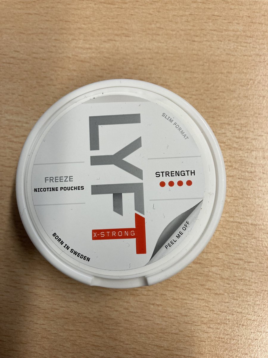 Wat is Snus? Snus is een uit Zweden overgewaaid alternatief om nicotine tot je te nemen zonder te roken. De stof zit in een tablet of zakje die onder de bovenlip wordt gestopt. Uit onderzoek is gebleken dat #Snus in elke vorm ernstig verslavend is. #preventie #verslaving #jeugd