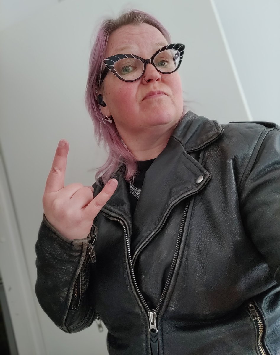 ikonen_henna's tweet photo. #kierrätys #kirpputori #bikernahkarotsi #bikerrotsi ja tyytyväinen ostaja ja heii ..Minähän olen #laihtunut  🤟🤓💕🙏 https://t.co/Jfp8xa6p60