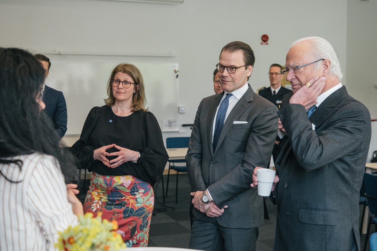 Hur forskning kan omvandlas till innovationer och nya företag var temat när HM Konung Carl XVI Gustaf & HKH Prins Daniel besökte KTH Innovation på måndagen. #KTHInnovation #itallstartshere kth.se/om/innovation/…