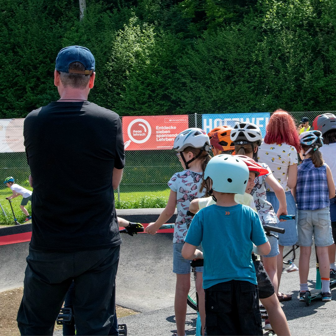PBSwissTools's tweet photo. Last Saturday, May 14, the Pumptrack in Sumiswald was successfully opened.🌞
We took the opportunity and drew attention to our various apprenticeships with a small stand at the opening event.🛠️
#pumptrack #sumiswald #forum #opening #bike #PBSwissTools #WorkWithTheBest https://t.co/BJnvQk86Hy