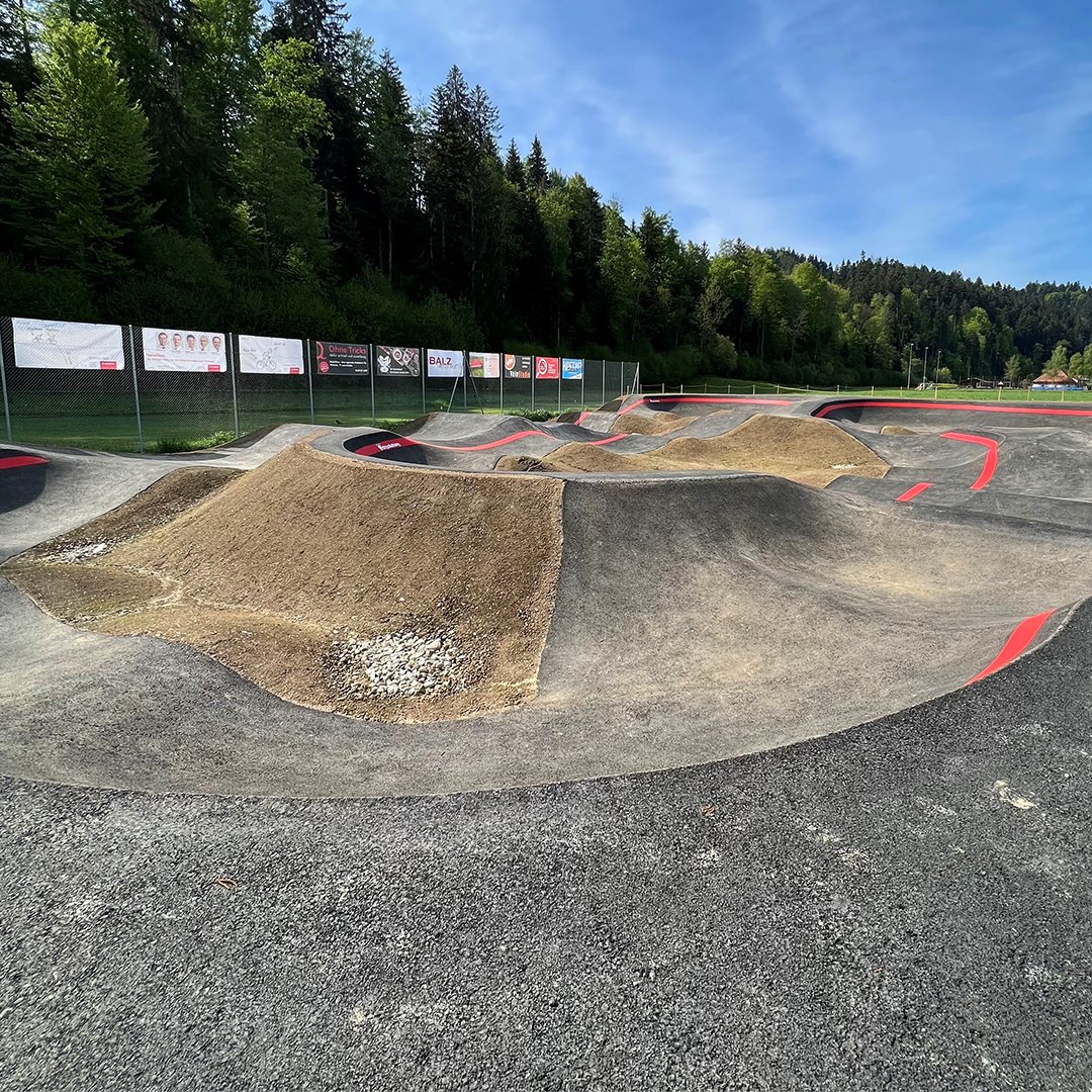 PBSwissTools's tweet photo. Last Saturday, May 14, the Pumptrack in Sumiswald was successfully opened.🌞
We took the opportunity and drew attention to our various apprenticeships with a small stand at the opening event.🛠️
#pumptrack #sumiswald #forum #opening #bike #PBSwissTools #WorkWithTheBest https://t.co/BJnvQk86Hy