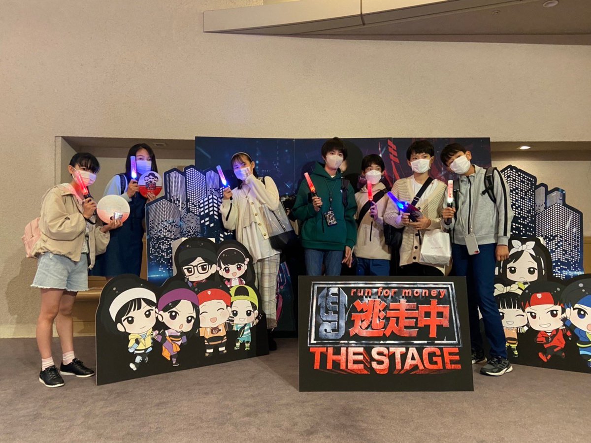 utaanbi's tweet photo. 埼玉公演では親友がたくさん観に来てくれました😍🙌🏻
感謝🙏✨
#SOR2020 メンバーの 芽依、竜明、
颯也、裕貴、匠真、蘭楠、と #18アニーズ りんりん、更に幼馴染親友ファミリーなどとーっても嬉しかったよ😭
みんな〜涼を囲んで撮ってくれてありがと💖
応援でパワーもらえたよ💪
#逃走中舞台　#逃ステ https://t.co/8xJb8wrK4T