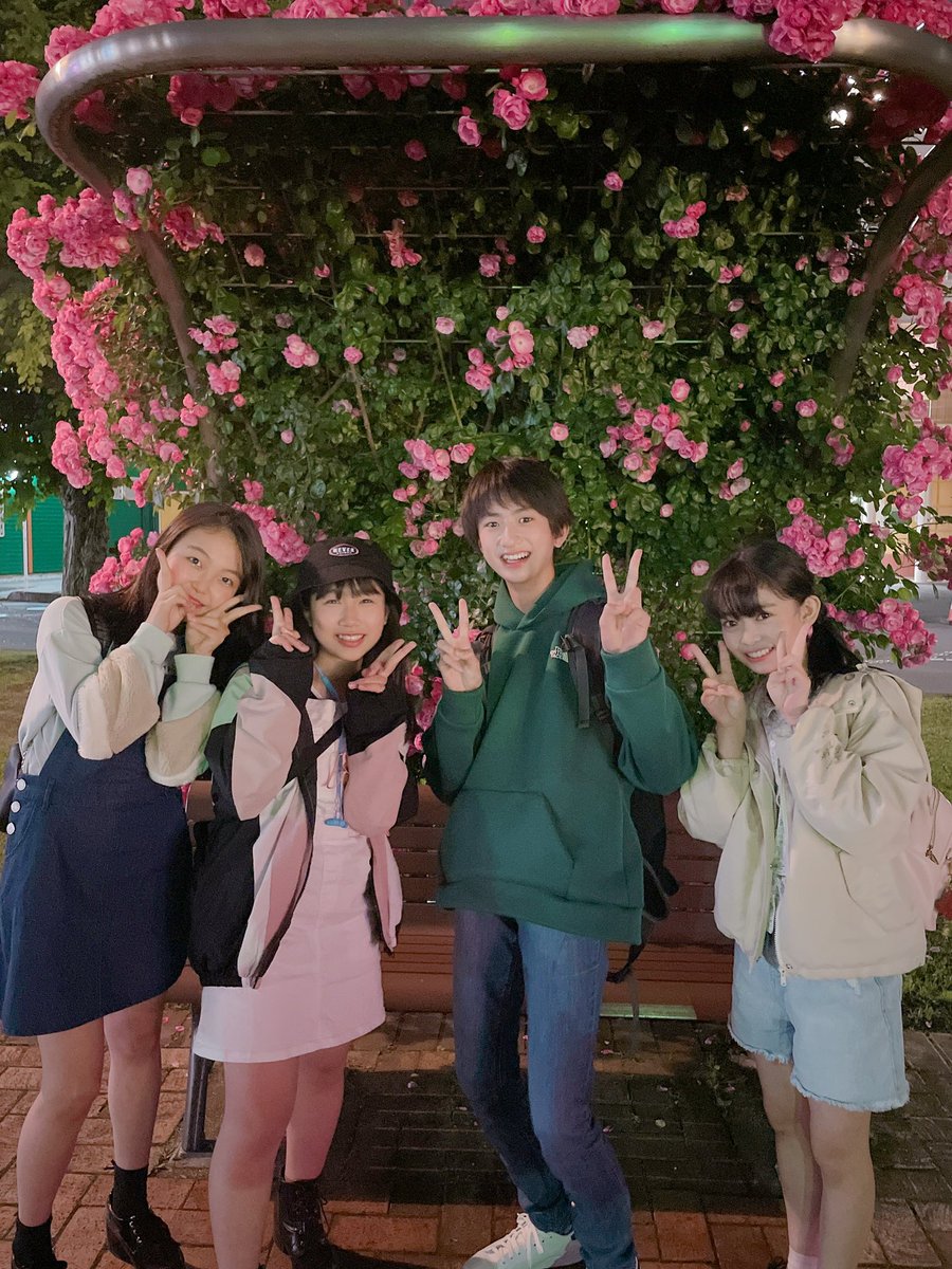 utaanbi's tweet photo. 埼玉公演では親友がたくさん観に来てくれました😍🙌🏻
感謝🙏✨
#SOR2020 メンバーの 芽依、竜明、
颯也、裕貴、匠真、蘭楠、と #18アニーズ りんりん、更に幼馴染親友ファミリーなどとーっても嬉しかったよ😭
みんな〜涼を囲んで撮ってくれてありがと💖
応援でパワーもらえたよ💪
#逃走中舞台　#逃ステ https://t.co/8xJb8wrK4T