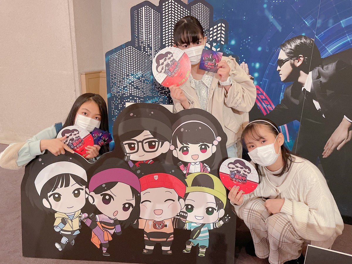 utaanbi's tweet photo. 埼玉公演では親友がたくさん観に来てくれました😍🙌🏻
感謝🙏✨
#SOR2020 メンバーの 芽依、竜明、
颯也、裕貴、匠真、蘭楠、と #18アニーズ りんりん、更に幼馴染親友ファミリーなどとーっても嬉しかったよ😭
みんな〜涼を囲んで撮ってくれてありがと💖
応援でパワーもらえたよ💪
#逃走中舞台　#逃ステ https://t.co/8xJb8wrK4T