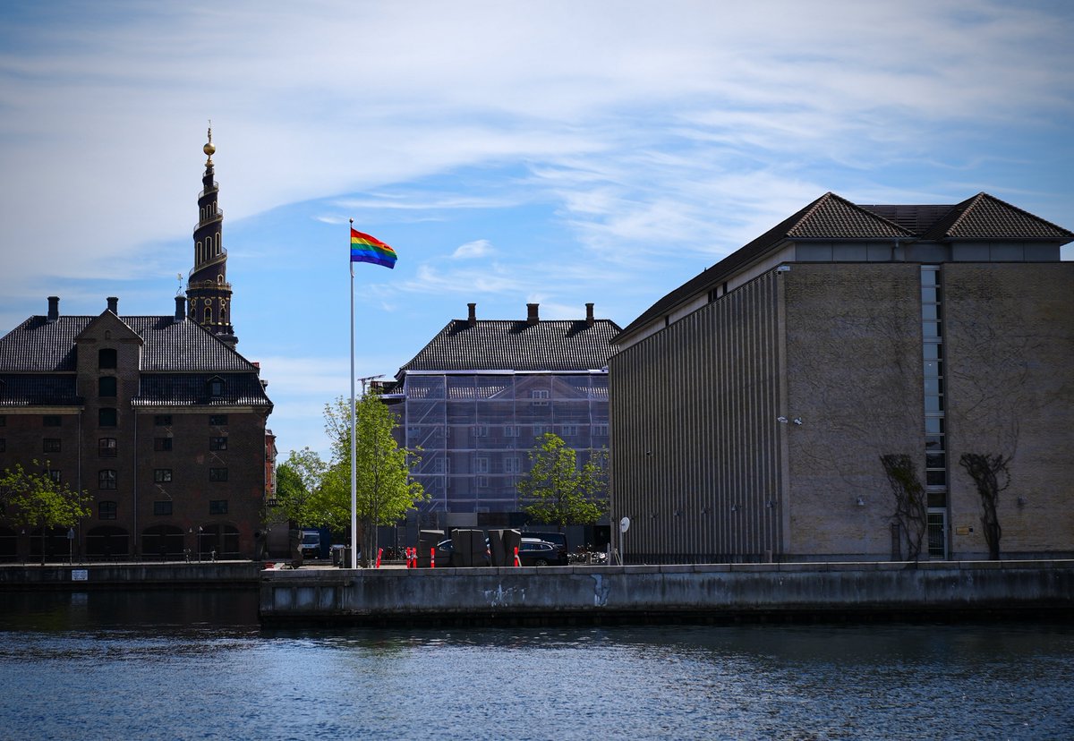 DanishMFA's tweet image. Regnbueflaget 🏳️‍🌈 vejrer over Udenrigsministeriet og på danske ambassader i dag. 17. maj er international dag mod homofobi, transfobi og bifobi (IDAHOT), og i dag markerer vi, at menneskerettigheder er for alle, uanset hvem du elsker. 

#IDAHOT #IDAHOT2022 #loveislove