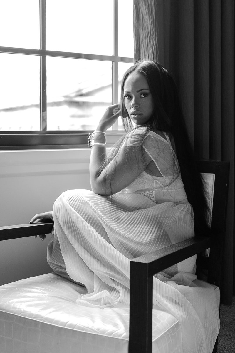 ⁦<a href="/EverydayLaVan/">LaVan Anderson</a>⁩ just sent me this pic from many moons ago. i’m wearing my moms wedding nightgown 😭 damn it i shoulda been a model