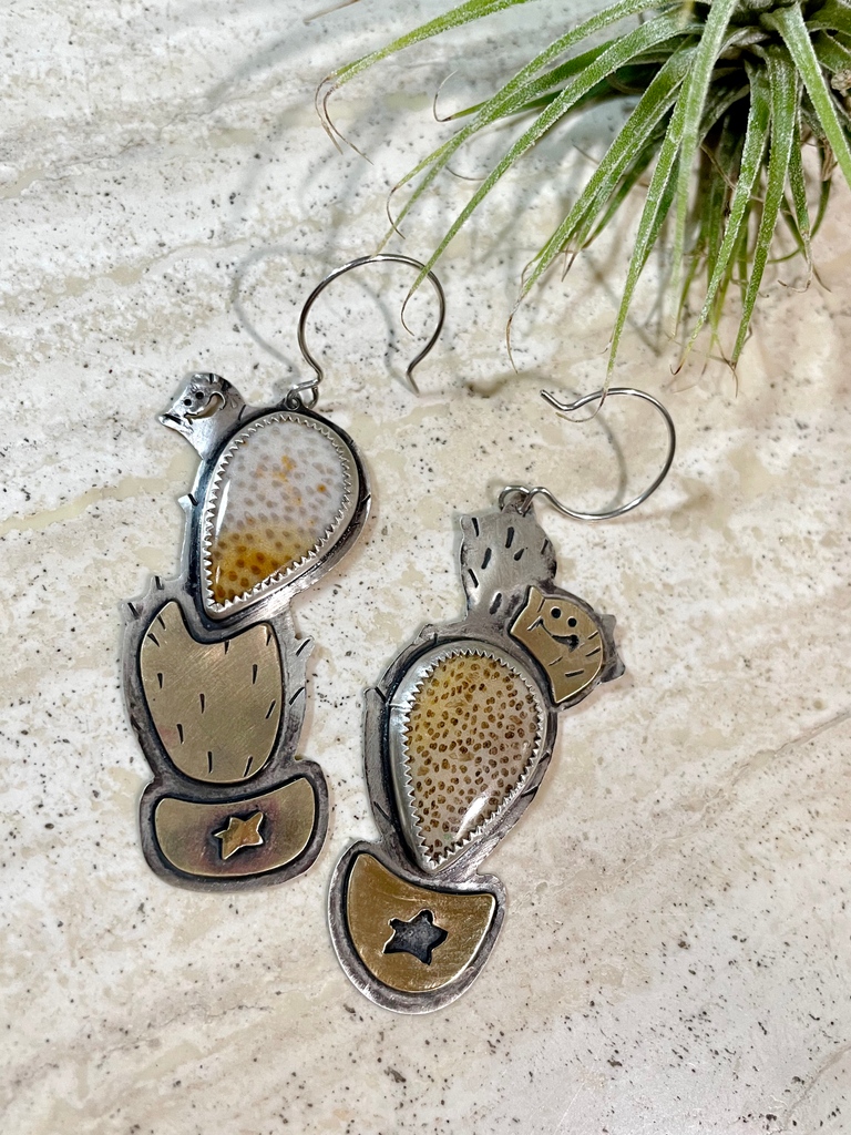 Chloeography's tweet photo. 🎟RAFFLE TIME🎟
For just $1, you can win these silver cactus earrings w/ petrified palm tree!!  

TO ENTER
-Like this tweet
-Tag a friend
-Go to https://t.co/rfmx7qpq9b &amp; become a patron
-Retweet for bonus entry!

The winner will be drawn at random on 6/6
#chloeography https://t.co/CdyH53BBQa