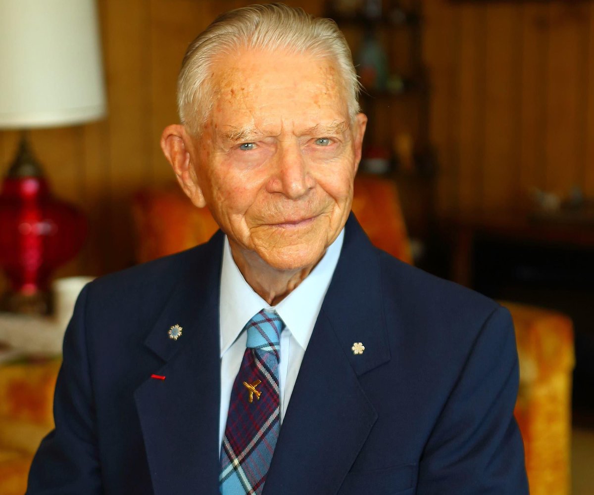 CMWChoirs's tweet photo. One of Canada’s greatest fighter pilots, and the last living Canadian World War II flying ace, Wing Commander James Frances “Stocky” Edwards has passed away at the age of 100 in the Comox Valley.

Thank you for your service, Stocky. 
 
Credit: City of Courtenay https://t.co/ojoBNbzbX6